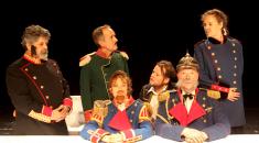 
<br />
Spielfreudige Komödiantentruppe: die Neuen Vocalsolisten in Strasnoys „Geschichte“ (Foto: Roberto Bulgrin)
<br />
