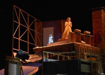 Astrid Meyerfeldt im Storchennest samt "Shining"-Zwillingen. (Foto: Staatstheater Stuttgart, © Bettina Stöß)
