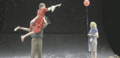 Fritzi Haberlandt und Anja Schneider in „Das Versprechen“. (Foto: Staatstheater Stuttgart, Bettina Stöß)