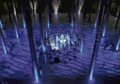 Singen im Schutzanzug: Die Neuen Vocalsolisten lassen Salvatore Sciarrinos Madrigale im Ewigkeitshall des unterirdischen Bassins vibrieren. (Foto: Bachakademie/Schneider)