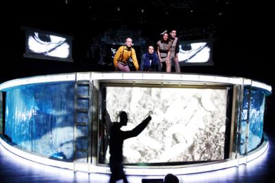 Fremder, karger Planet Welt mit Menschen obendrauf. (Foto: Sonja Rothweiler, Quelle: Stuttgarter Staatstheater)