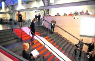 A cappella im Foyer: die Neuen Vocalsolisten als Performer im Stuttgarter Theaterhaus (Foto: Sigmund)