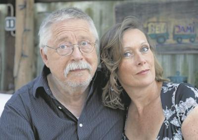 Was hat's nun auf sich mit der ersten Liebe? Wolf und Pamela Biermann gehen in ihrem fast gleichnamigen Liederabend der schönsten Hauptsache der Welt auf den Grund. (Fotoquelle: WLB Esslingen)