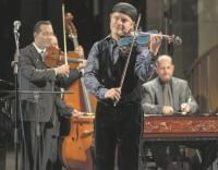  
<br />

<br />
Temporeich zwischen unterschiedlichen Kulturen unterwegs: Geiger Pavel Šporcl und Band. (Foto: Bachakademie/Schneider)