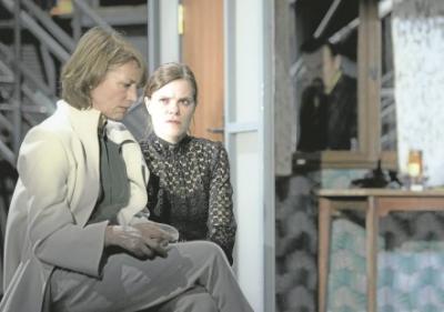 Sie haben viel geredet und sich nichts mehr zu sagen: Charlotte (Corinna Harfouch, links) und ihre Tochter Eva (Fritzi Haberlandt). (Foto: Bettina Stöß)