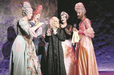 Höfische Zicken mit verrückten Perücken: Szene aus „Der Kaufmann von Stuttgart“. (Foto: Sabine Haymann)