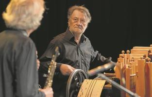  
<br />

<br />
Virtuos gekurbelt: Pierre Charial an der Drehorgel mit dem Jazz-Klarinettisten ­Michael Riessler. (Foto: Bachakademie/Holger Schneider)