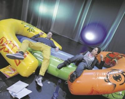 Tobias Strobel (links, Moritz) und Hanif Jeremy Idris (Melchior) in der WLB-Produktion „Frühlings Erwachen“. (Foto: Pieth)