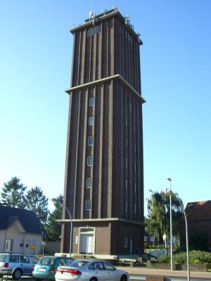 Der neue Wasserturm wurde 1949-50 erbaut.
<br />
Der Wasserturm ist eines der markantesten Bauwerke im Stadtgebiet und hat eine Höhe von 46 Metern. Der neue Wasserturm wurde 1949-50 erbaut.
<br />
Der Wasserturm ist eines der markantesten Bauwerke im Stadtgebiet und hat eine Höhe von 46 Metern.