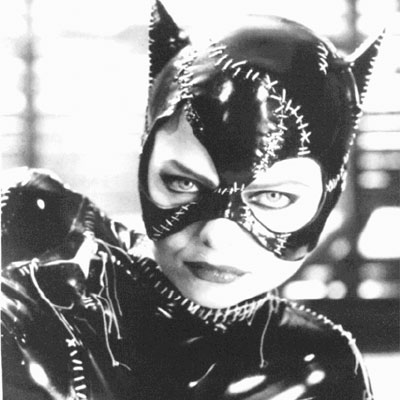 stay true to the original. scheiss auf hollywood. halle berry ist nie im leben catwoman. die koennte nichtmals bei siegfried und roy auftreten, die alte schnappe. nein nein nein ich find das nicht gut.