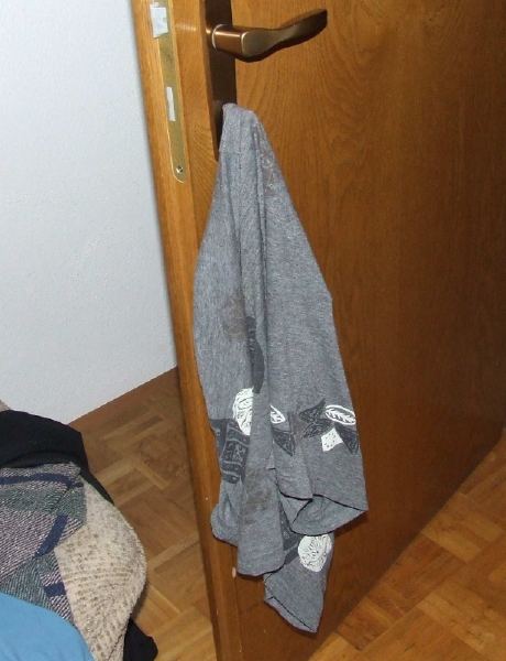 Eine Hose wurde in Abwesenheit an den Türschlüssel gehängt Eine Hose wurde in Abwesenheit an den Türschlüssel gehängt