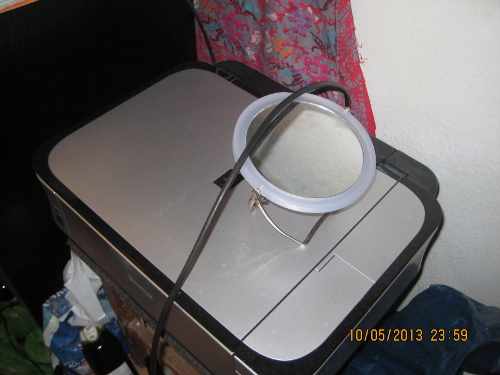 Ein Kabel wurde in Abwesenheit über den Spiegel gelegt Ein Kabel wurde in Abwesenheit über den Spiegel gelegt