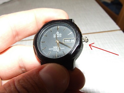 verbogenes Drehrad an der Uhr verbogenes Drehrad an der Uhr