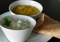 Nordindisches Mittagessen, bestehend aus Dhal, Raita und hausgemachten Roti