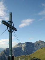 Gipfelkreuz der Rötenspitze mit Blick auf die Tribulaune