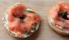 lachs-kraeuterquark-bagel