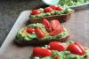 smashed-avocado-tomaten-knoblauch