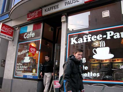 Buedchen-Kaffeepause