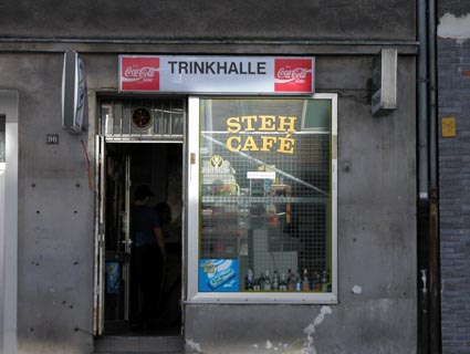 Buedchen-an-der-Derfflinger-Strasse