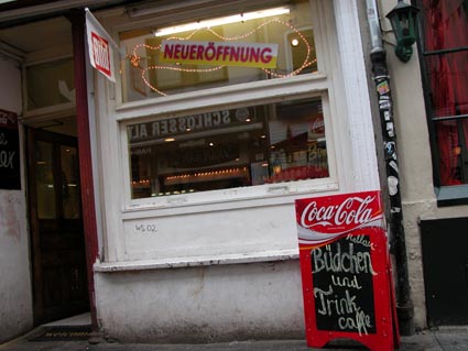 Buedchen-und-Trinkcaffe