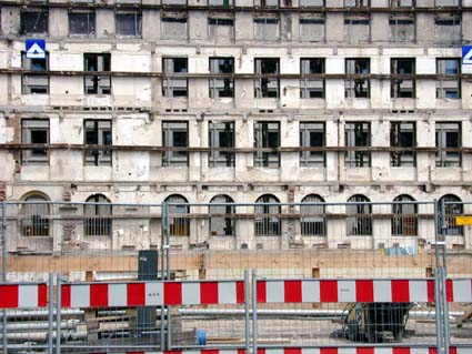 Hinter-der-Fassade