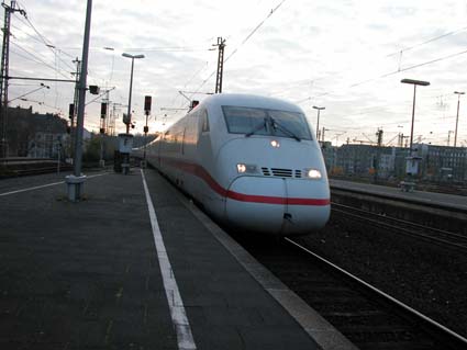ICE-faehrt-ein