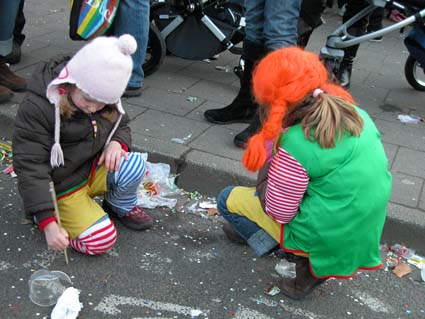 Kinder-im-Trubel-versunken