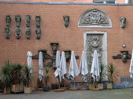 Koepfe-an-der-Wand