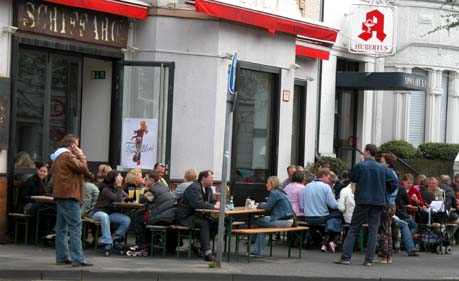 Man-sitzt-draussen