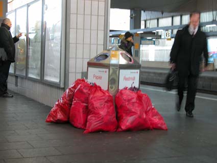 Muell-auf-Bahnsteig