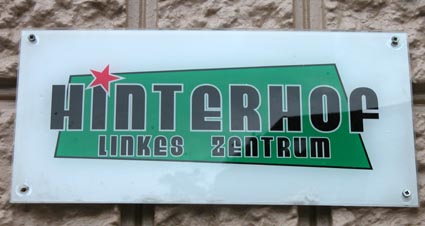 Schild-Hinterhof