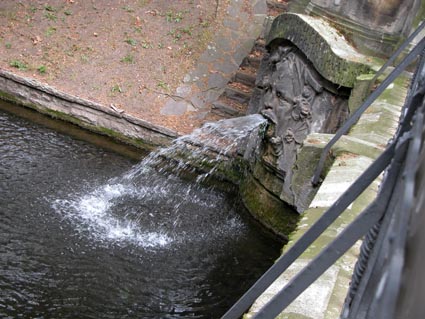 Speiender-Brueckensockel