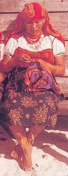kuna-indianerin-beim-applizieren