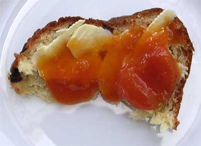 guglhupf mit marillenmarmelade