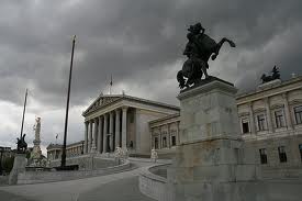 Parlament-mit-Wolken