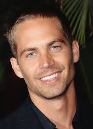 Paul Walker der Star aus der Fast-&amp;The Furious Reihe ist leider am 30.11.13 verstorben. Auf dem Weg zu einem Charity-Event krachte sein roter Porsche gegen einen Baum. Einer seiner Freunde,  fuhr das Auto. Beide starben an Ort und Stelle. <br />
Einer der coolsten Schauspieler ist zu früh von uns gegangen. Dennoch werden wir ihn mit den Filmen, in welchen er spielte, immer in Erinnerung behalten.<br />
R.I.P Paul Walker 