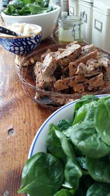 Ready to eat: Babyspinatsalat mit Birne & Orangen-Walnuss-Dressing