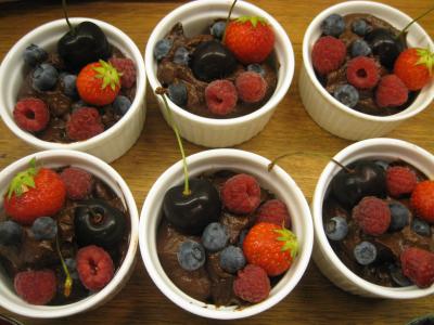 Rohes Mousse au Chocolat mit Tonkabohne & Beeren