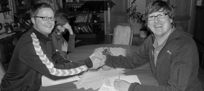 vertragsunterschrift-sw