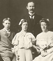 Young-HVM-his-Sister-Lauretta