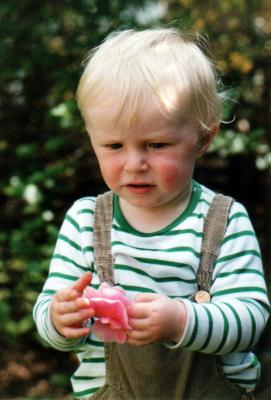 Frieder mit Camelienblüte im Garten Frieder mit Camelienblüte im Garten