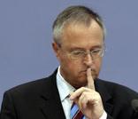 Bundesfinanzminister Hans Eichel: Vor Wahlen schweigsam wie eine Schweizer Bank Bundesfinanzminister Hans Eichel: Vor Wahlen schweigsam wie eine Schweizer Bank