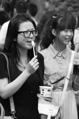 In Peking ist der Lebensstandard ein anderer als in deutschen Großstädten, doch unglücklich scheinen die Pekinger nicht zu sein. Foto: Fen Fang In Peking ist der Lebensstandard ein anderer als in deutschen Großstädten, doch unglücklich scheinen die Pekinger nicht zu sein. Foto: Fen Fang