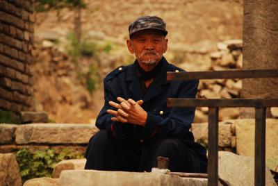 Der alte Mann lässt sich von den Dorfbesuchern nicht aus der Ruhe bringen. Foto:Fen Fang