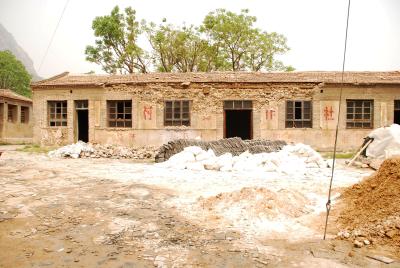 Die Gemeinschaftsküche des Dorfes, ein Relikt aus der Zeit des Großen Sprungs, verfällt mehr und mehr. Foto:Fen Fang