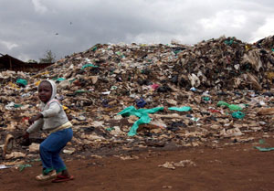 Ein junges Mädchen auf einer Müllhalde in Kibera, Nairobi. 