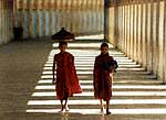 burma-monks-at-the-entranc-