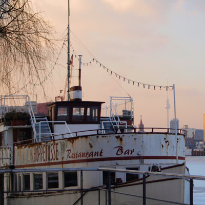 Alter-Kahn-auf-winterlicher-Spree