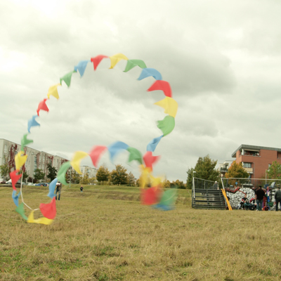 Drachen springt am Boden