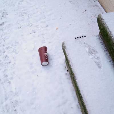 Kaffeebecher im Schnee